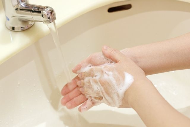 石鹸で丁寧に手洗いをする人