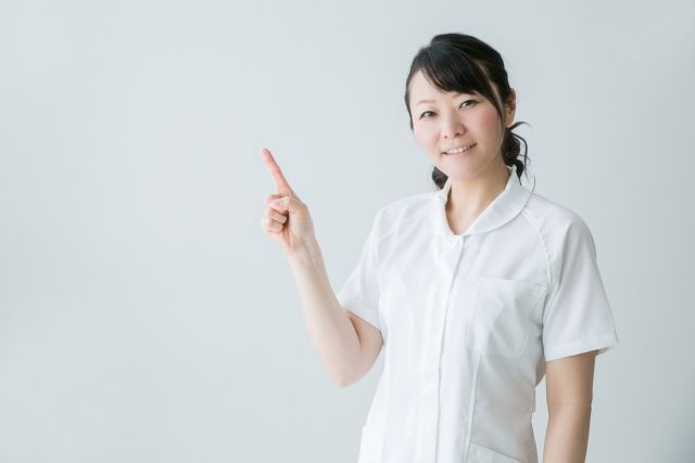 菊守耳鼻咽喉科を紹介する女性